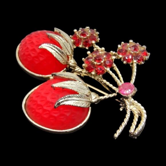 Kissing Angels Gold Tone Pin Sarah Coventry Frosted Strawberry Brooch with Ruby - Picture 5 of 14